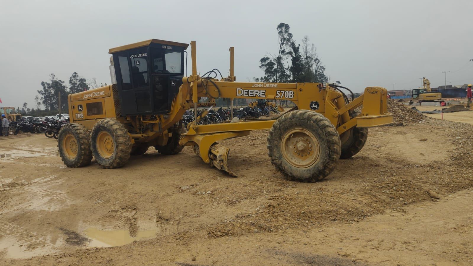 Motoniveladora Caterpillar en obra